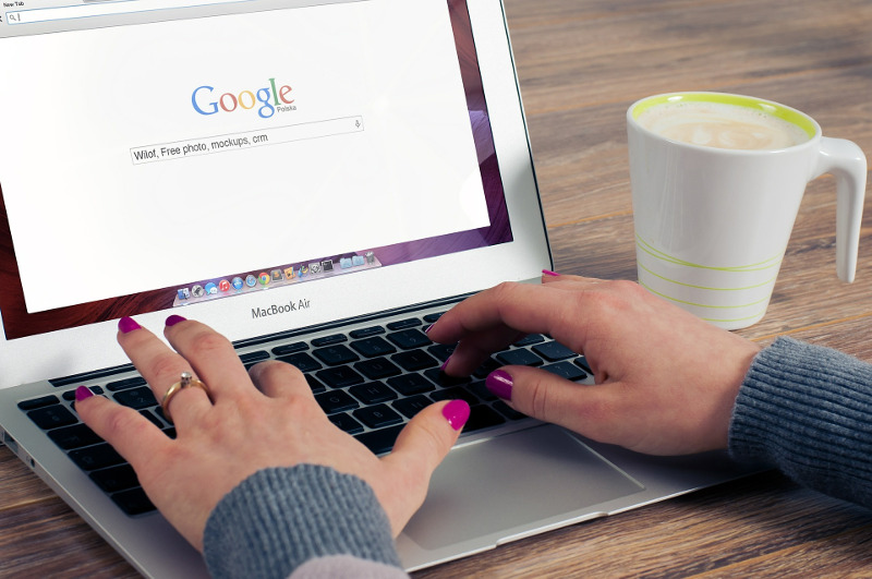 Recherche sur Google sur un ordinateur portable